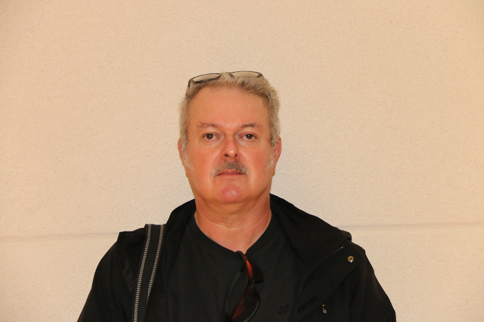 Christian KNOLL avec ses lunettes dans les cheveux